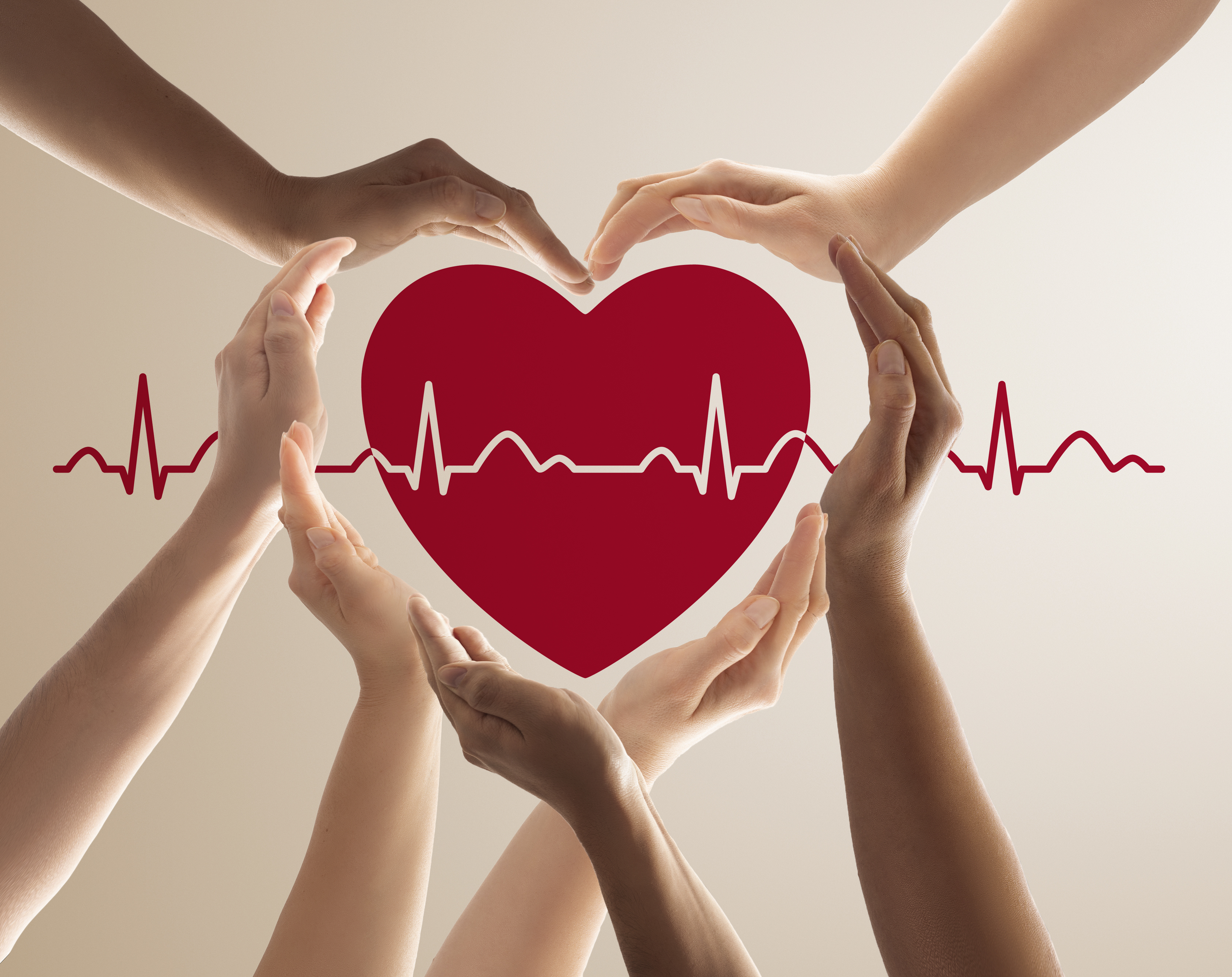 Un corazón rojo rodeado de varias manos dando forma de corazón