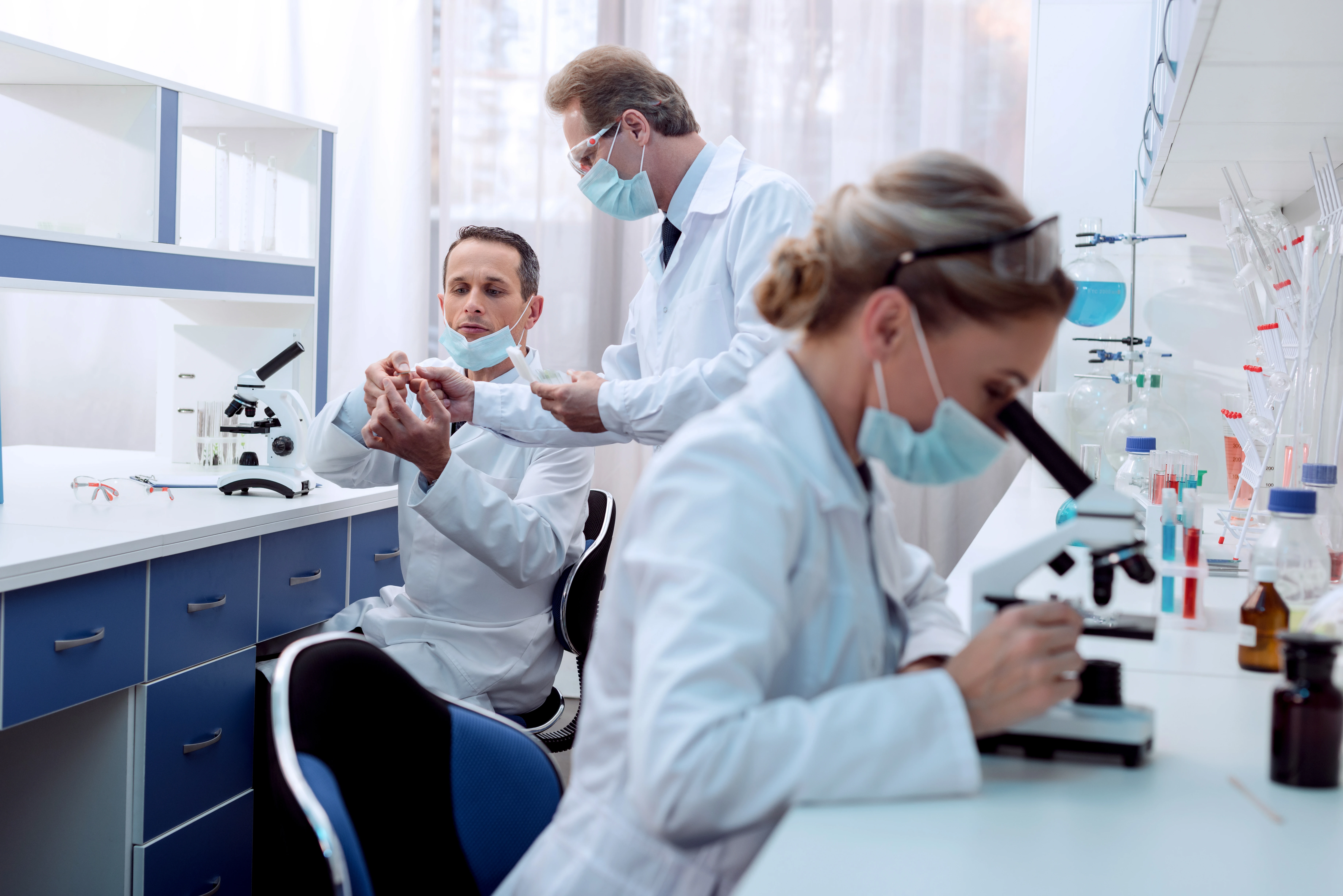 Imagen de tres trabajadores en un laboratorio