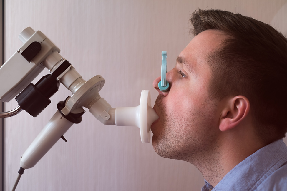 Imagen de una persona pasando una prueba respiratoria