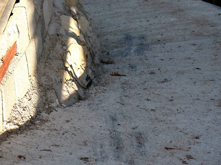 Marcas de contacto de la rueda trasera izquierda en el saliente de la pared. En este punto se produce un cambio en la trayectoria del vehículo.