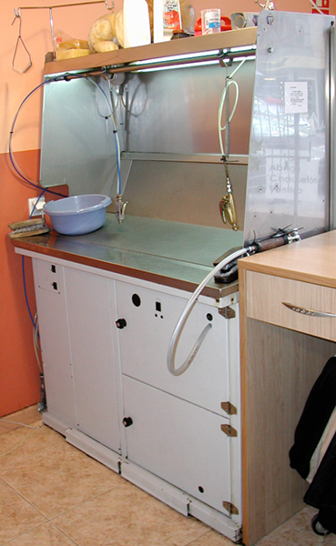 Cabina de desmanchado dotada de extracción localizada