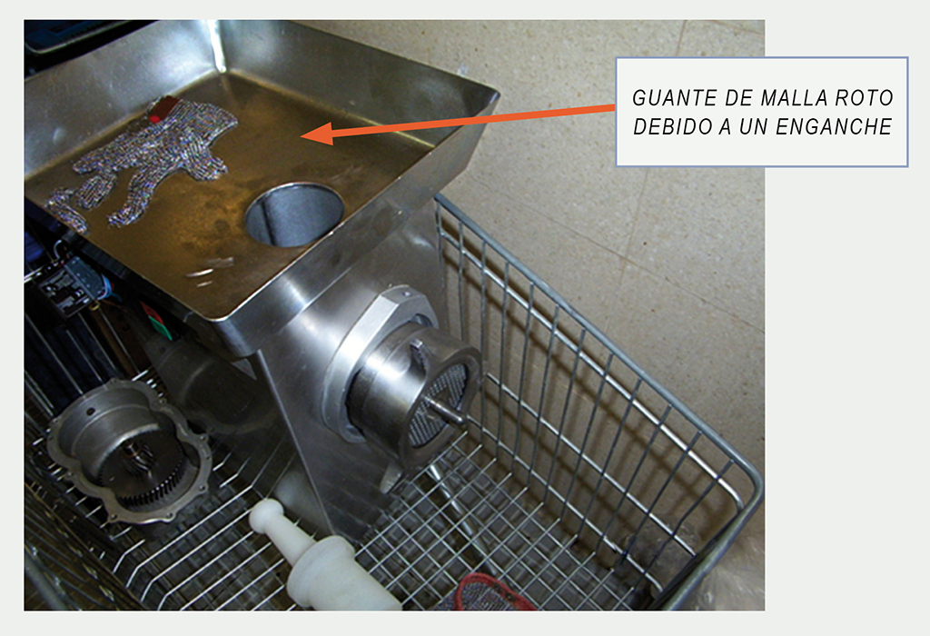 Guante de malla roto debido a un enganche