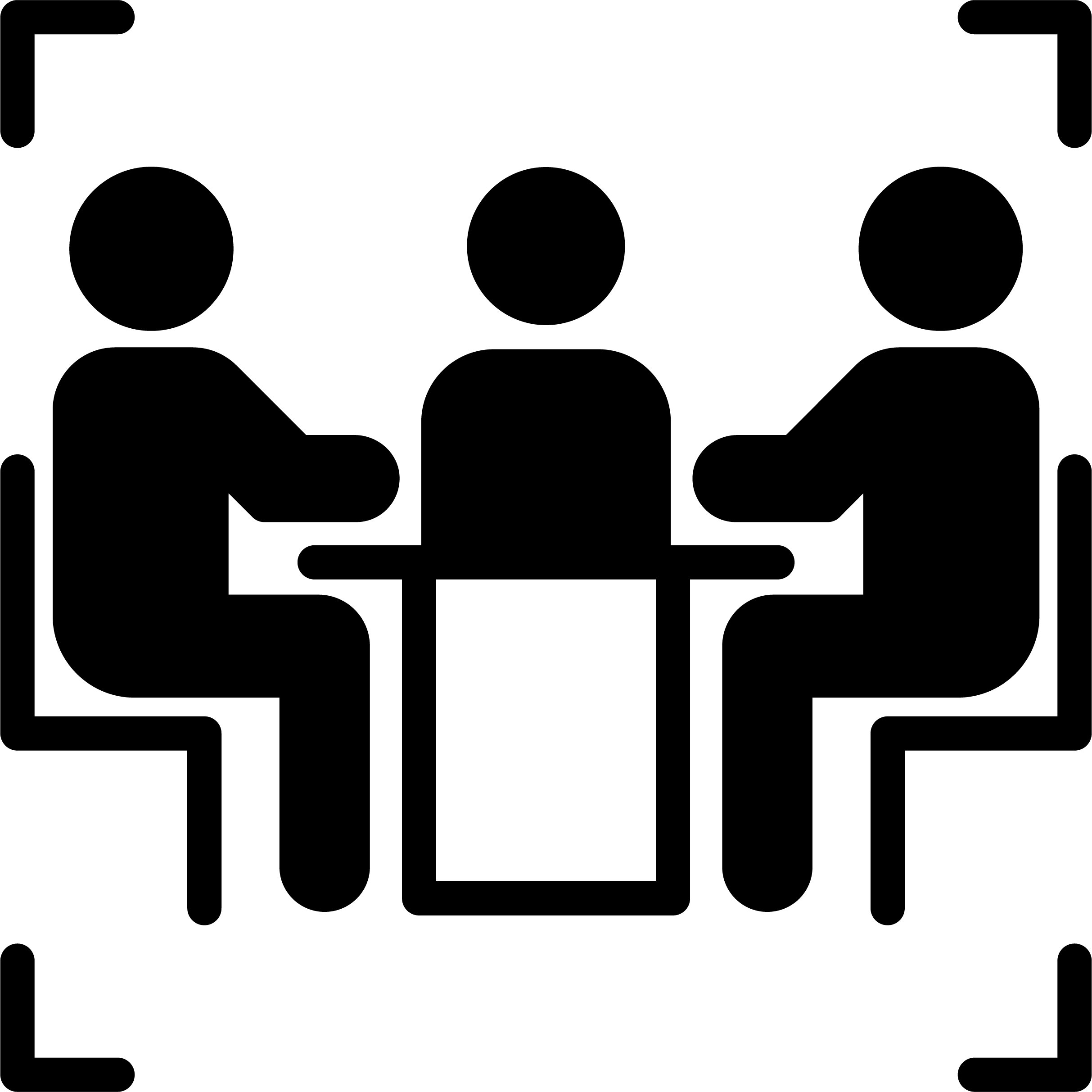 Logo tres personas sentadas charlando