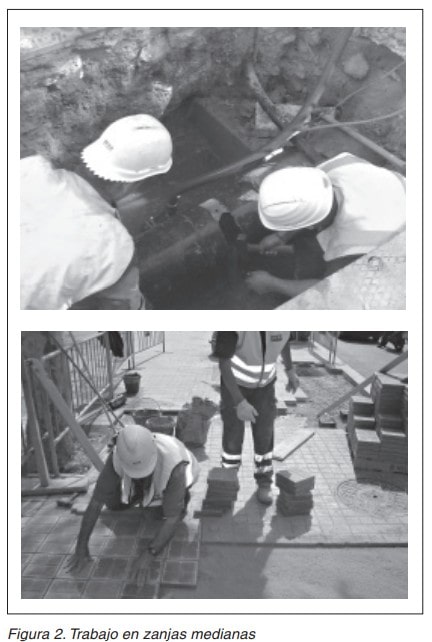 Trabajadores con casco realizando labores de pavimentación en zanjas medianas