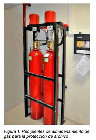 Recipientes cilíndricos rojos de almacenamiento de gas para sistemas de protección contra incendios de archivos