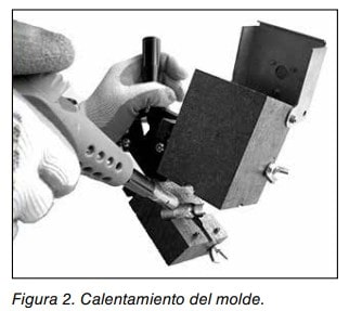 Figura 2. Escalera con barandilla de vidrio que protege el lateral del tramo de peldaños.