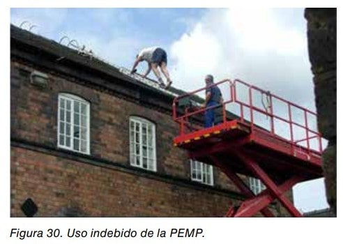 Figura 30. Uso indebido de una PEMP: trabajador accediendo a un tejado desde la plataforma elevadora.