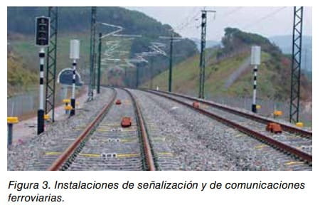 Figura 3: vías de tren con instalaciones de señalización y de comunicaciones ferroviarias