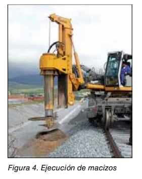 Máquina perforadora ejecutando macizos sobre una explanada de balasto