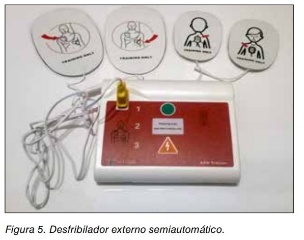 Desfibrilador externo semiautomático de entrenamiento con sus electrodos