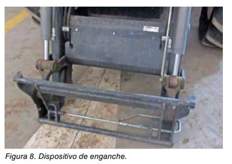Dispositivo de enganche metálico en la parte trasera de un equipo de trabajo.