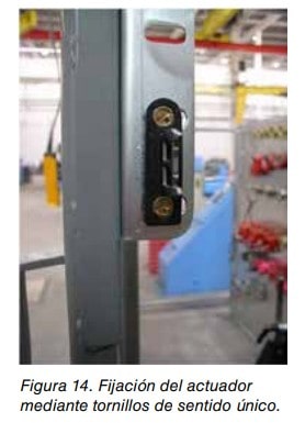Fijación del actuador a un poste mediante tornillos de sentido único en una instalación industrial.