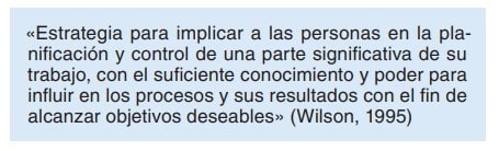 Cita de Wilson (1995) que define la estrategia para implicar a las personas en la planificación y control de su trabajo.