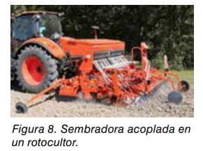 Sembradora acoplada en un rotocultor enganchada a un tractor agricola