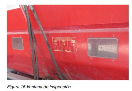 Ventana de inspección con paneles transparentes en el lateral de un vehículo cisterna rojo.