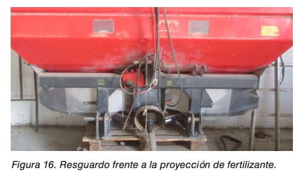 Resguardo frente a la proyección de fertilizante en una abonadora.