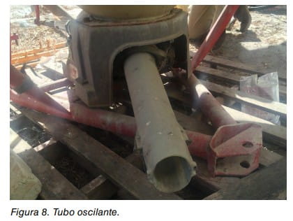 Tubo oscilante de una máquina situado en una estructura metálica en obra