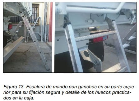 Escalera de mando con ganchos en su parte superior para fijación segura y detalle de los huecos practicados en la caja.