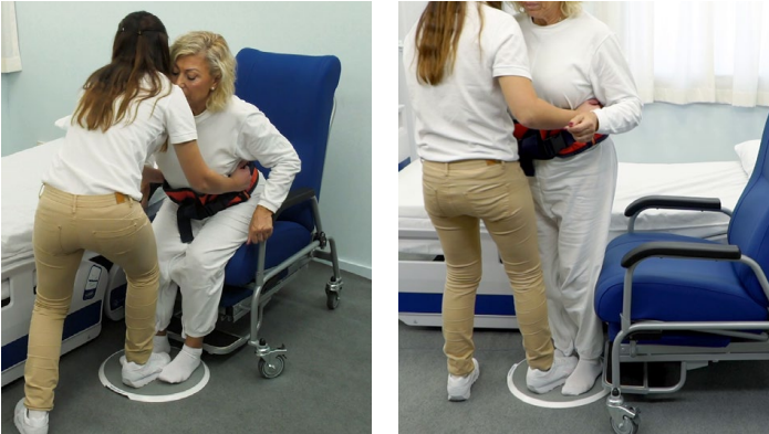 Cuidadora ayuda a una persona mayor a levantarse e incorporarse mediante un cinturón de sujeción