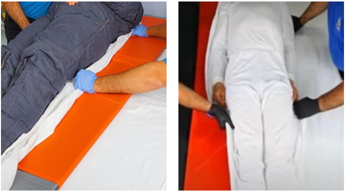 Figura 17: dos personas con guantes deslizan a un paciente sobre una superficie de transferencia.