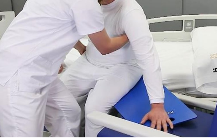 Figura 20: profesional sanitario asistiendo a una persona para incorporarse en una cama de hospital