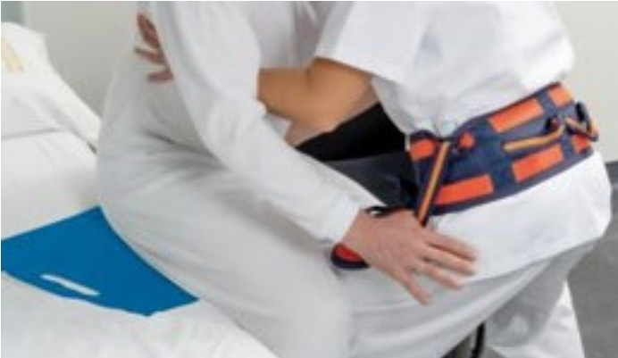 Detalle de un cinturón de transferencia colocado a un paciente para asistirlo en el cambio postural